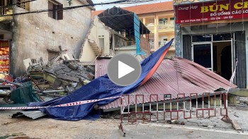 giay phut can nha ba tang bong do sap sau tieng la het cua nguoi dan