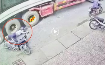 tu nga do phanh qua da nguoi phu nu suyt gap nan duoi banh xe container