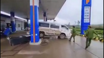 o to nghi cho hang lau huc do cay xang khi bo chay