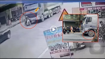 nguoi phu nu gap nan vi hang hoa phia sau quet trung xe ben