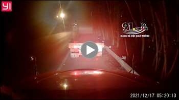 tai xe container may man thoat nan sau pha no lop trong luc cho cuon ton nang