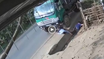 xe tai dam guc 2 nguoi dan ong dang di bo tren ria duong