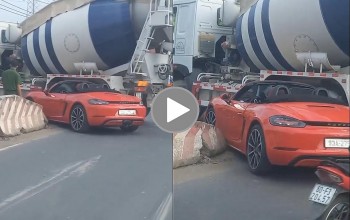 sieu xe porsche bi xe bon tat dau dinh vao dai phan cach