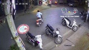 sang duong khong chu y nguoi phu nu bi xe may huc vang