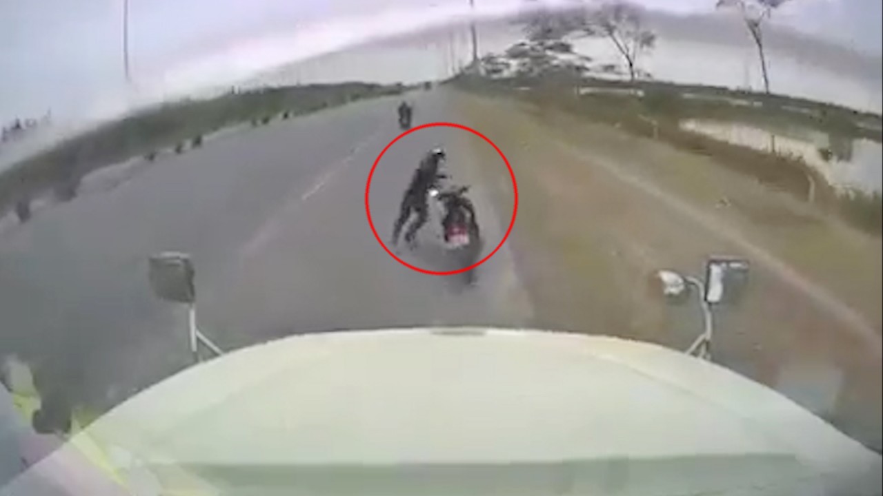 Người đàn ông đỗ xe máy bên đường bất ngờ bị container tông trực diện