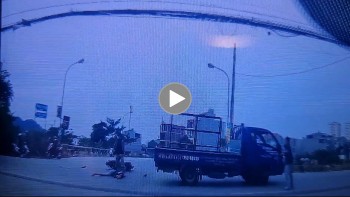 Xe tải chở kính tông trúng em học sinh tại ngã tư