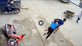 ten trom xe may chay thuc mang roi ca dep khi bi co gai bat qua tang