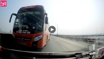 xe khach lan lan tranh duong voi ca o to di chieu nguoc lai tren cau thang long