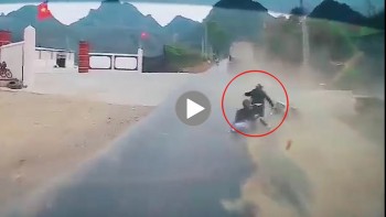 tai xe danh lai xuat than tranh 2 nguoi di xe may tu nga xuong duong