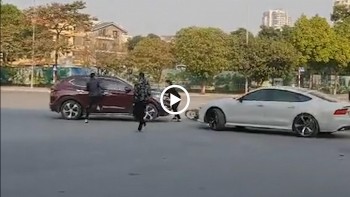 ha noi hai xe hop lua nhau nhu phim hanh dong truoc cong vien cau giay