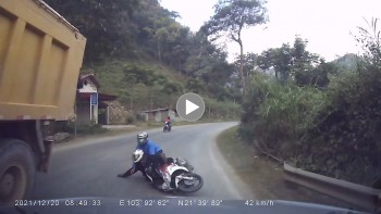 om cua toc do cao hai nguoi di xe may lao thang vao o to