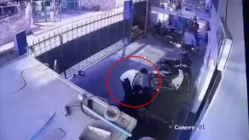 ten trom xe may den dui an no don khi bi nguoi dan vay bat