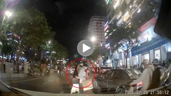 nang luong tich cuc cap doi lien tuc cui dau cam on khi duoc nhuong duong