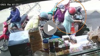 dung xe mua do nguoi phu nu bi dan canh trom dien thoai