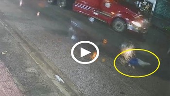 nguoi dan ong mu tu bang qua duong bi container tong trung
