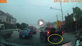 ken cua nhau tren duong tai xe ban tai dam xe khac roi vuot den do bo chay