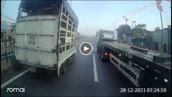 ba xe o to suyt dam nhau vi container nhap lan voi