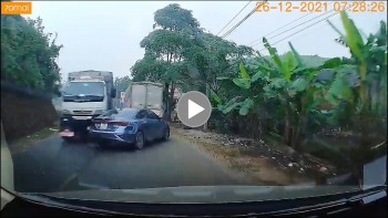 vuot au thieu quan sat tai xe gay hoa cho xe tai