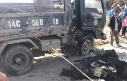 xe tai cho bun dat bi lat de trung nu sinh tren duong di hoc ve