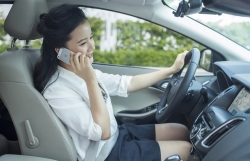 dung dien thoai khi lai xe bi phat tien toi 2 trieu dong