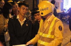 bi phat 7 trieu dong vi vi pham nong do con nam thanh nien ke kho doa vut xe