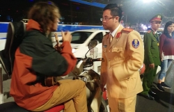 video csgt ha noi dung tieng anh giai thich vi pham cho du khach nuoc ngoai