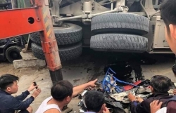 hung yen lat xe cho cat 3 ong chau di xe may bi de thuong vong