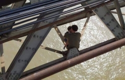 buon chuyen gia dinh cha om con 7 thang tuoi ra cau long bien dinh tu van