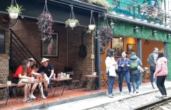 ca phe duong tau nhon nhip bat chap lenh cam