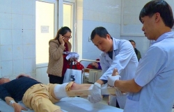 bi kiem tra nam thanh nien ro ga lao thang vao csgt