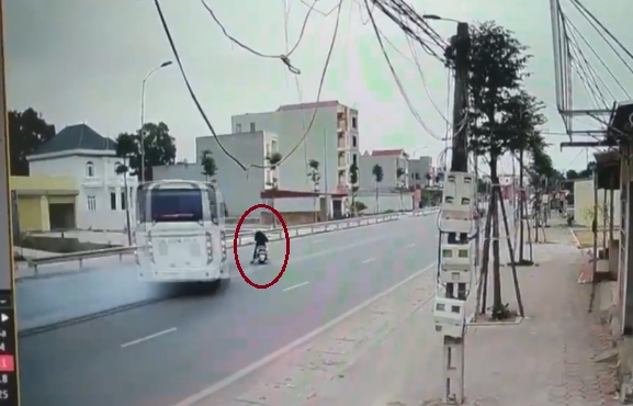 video o to phanh chay lop tranh xe may sang duong au