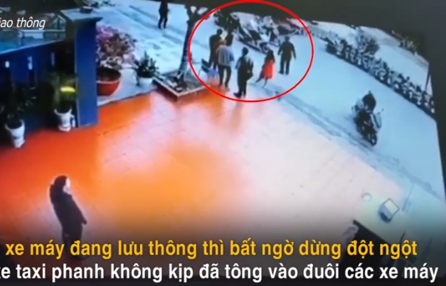 video 3 xe may bat ngo dung giua duong bi taxi huc vang