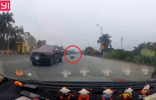 video thot tim canh bon nuoc tu xe ban tai roi xuong lan loc duoi long duong