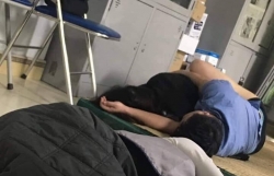 nam bac si bi to om nu sinh thuc tap ngu trong ca truc