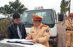 tai xe xe buyt bi phat 17 trieu dong vi say ruou van lai xe cho khach