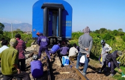tau hoa trat duong ray duong sat bac nam te liet ngay giap tet