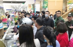 video nguoi dan ha noi chen chan tranh nhau mua khau trang phong virus corona