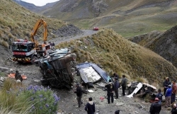 kinh hoang xe buyt lao xuong vuc khien it nhat 15 nguoi tu vong