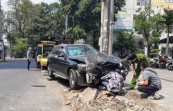 thuc nghiem hien truong xe mercedes tong trong thuong nu tiep vien hang khong