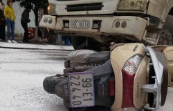 va cham voi xe bon cho be tong mot phu nu bi can tu vong