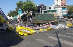 cong chao chuc mung nam moi do sap de 2 nguoi bi thuong