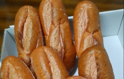 banh mi lam tu thanh long chi 6000 dong giai cuu nong san giua mua dich virus corona