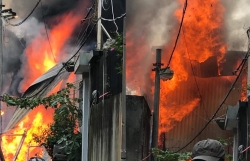 ha noi xuong moc boc chay kinh hoang nhieu xe cuu hoa duoc dieu dong