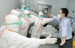 cai om tam biet khong cham nguoi cua bac si loi than son va nguoi dan ong tung nhiem covid 19