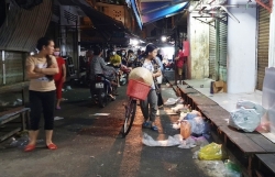 vo dam chong tu vong giua cho vi bao mua banh mi nhung lai mua com