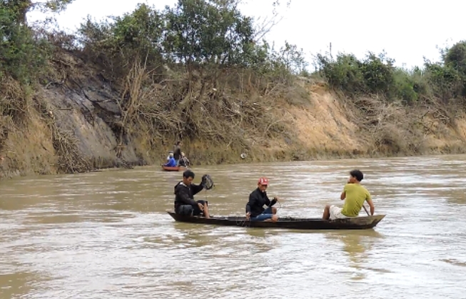lat thuyen tren song vu gia 6 nguoi mat tich trong do co 2 tre em