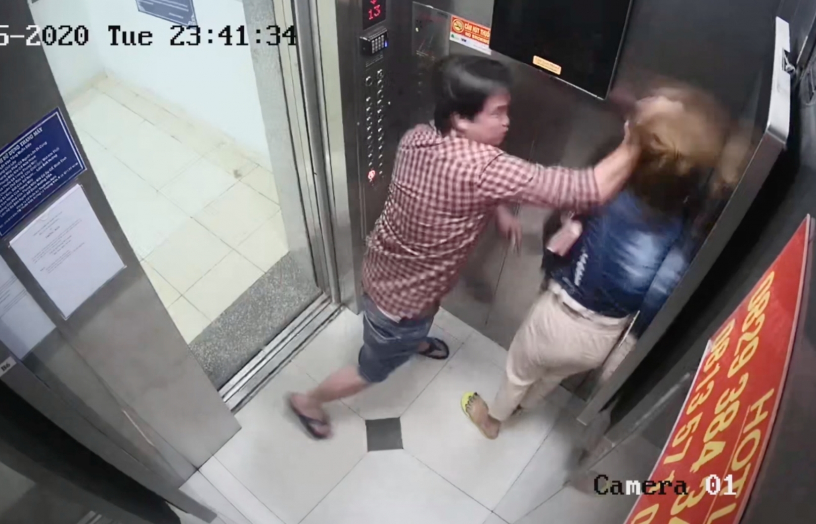 nguoi dan ong tum toc danh da man phu nu trong thang may khai gi