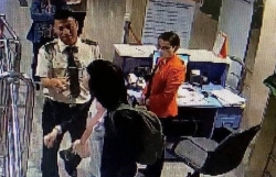 bi xu ly vi mang hanh ly qua can nang nu hanh khach lao vao can nhan vien hang khong