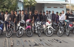 mau thuan ca nhan hang chuc thanh nien cam sung roi dien hen nhau hon chien