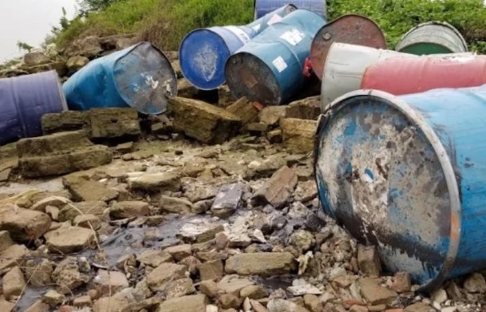 tin phap luat 24h nong nhat hom nay 163 truy tim ke do trom nhieu thung phuy nghi chua chat ban doc hai xuong song hong